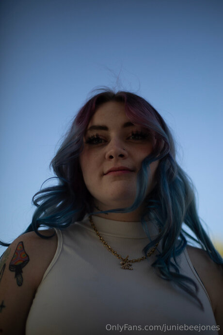 Juniebeejones naked pornstar image