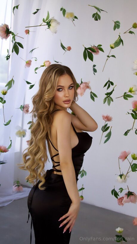 Tori Rain perfect model image