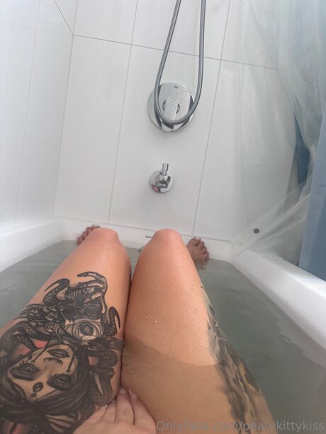 Peatykittykiss model porn photo