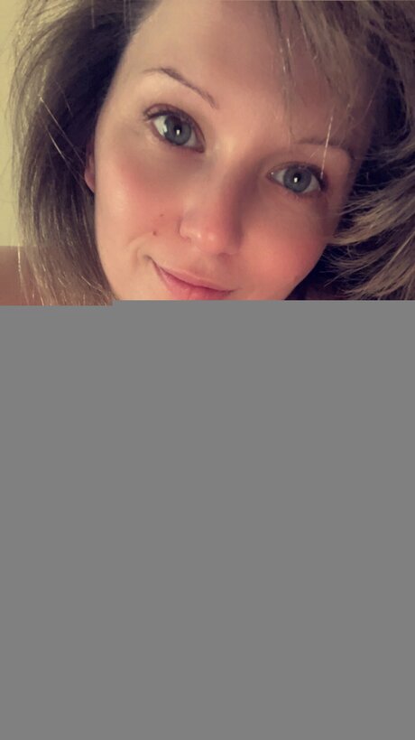 Goldengurl999 nude pornstar photo