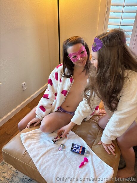 Suburbanbrunette naked actress photo