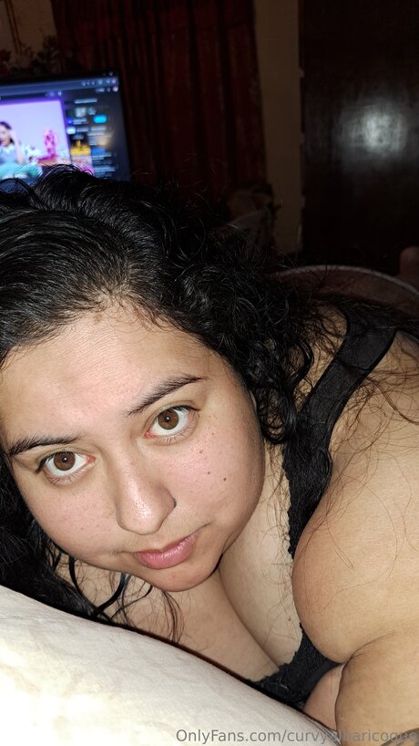 Curvyalbaricoque model adult pictures