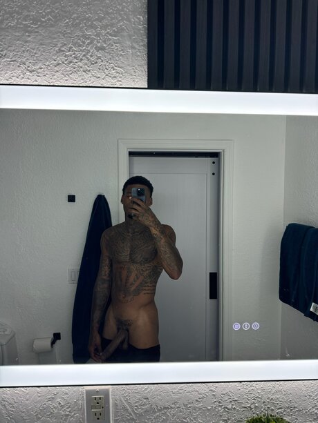 Lotsofyayo nudes model img