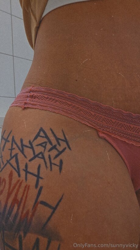 Sunnyvicky naked actress photos