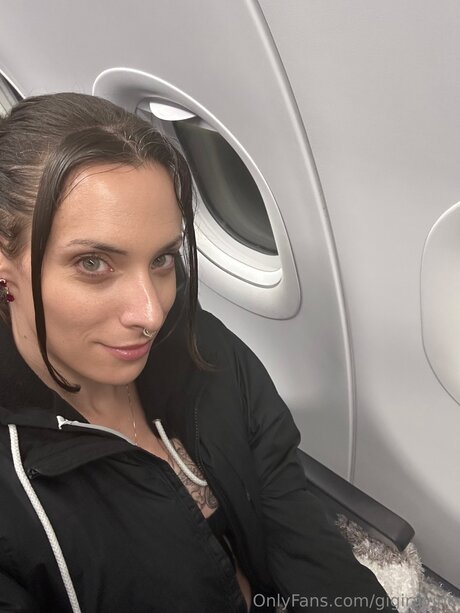 Gigiravine model exclusive pic