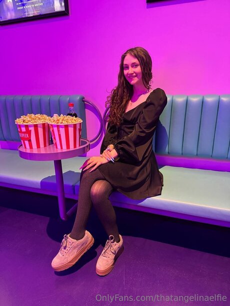 Thatangelinaelfie model hd pictures