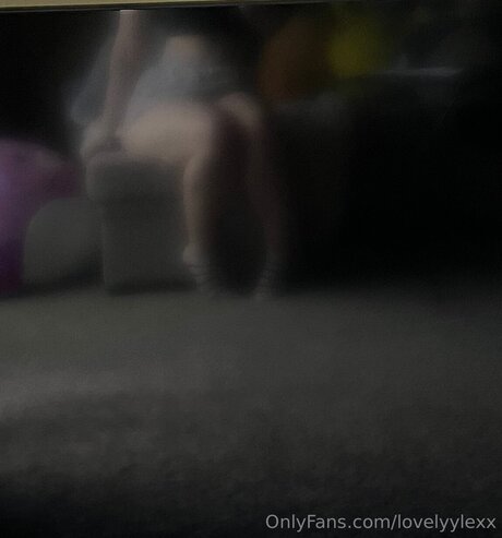 Lovelyylexx exclusive model pic