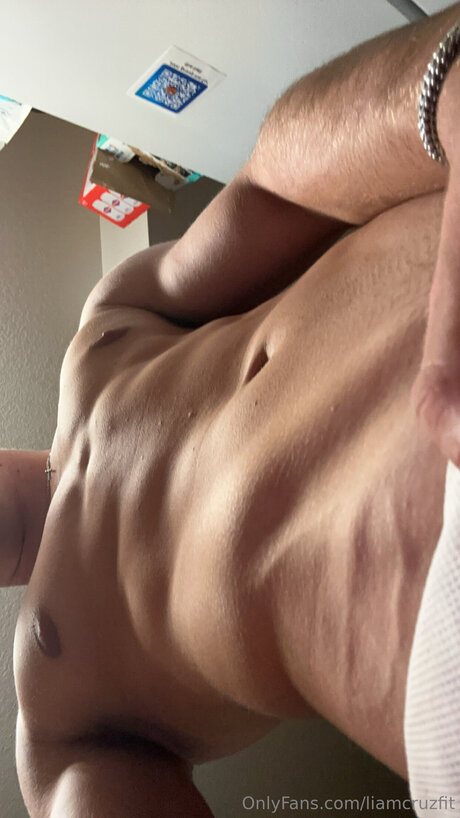 Liamcruzfit adult model pic