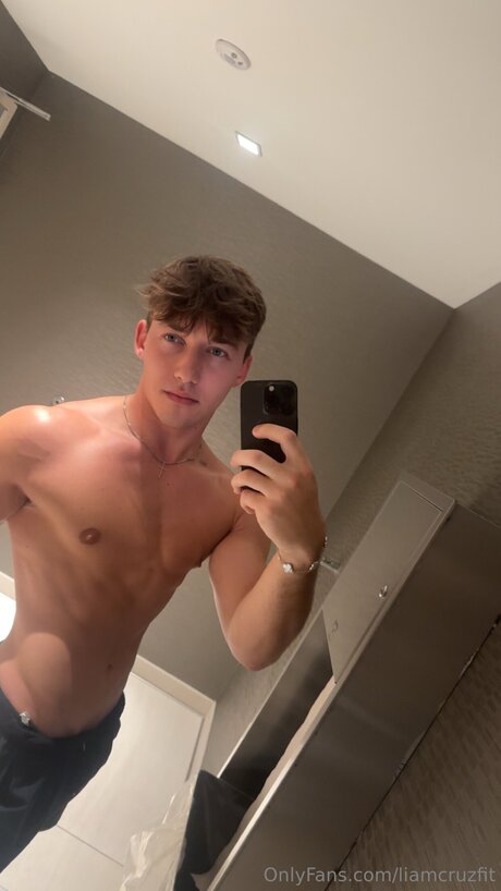 Liamcruzfit nudes model img