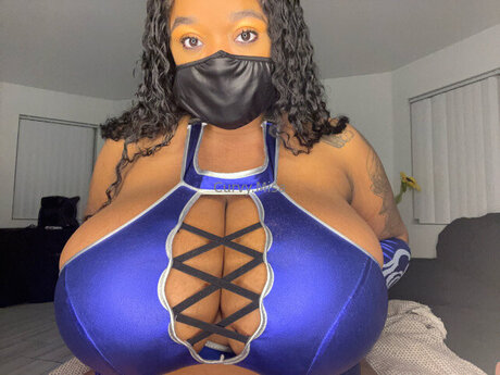 Curvy Misa adult model images