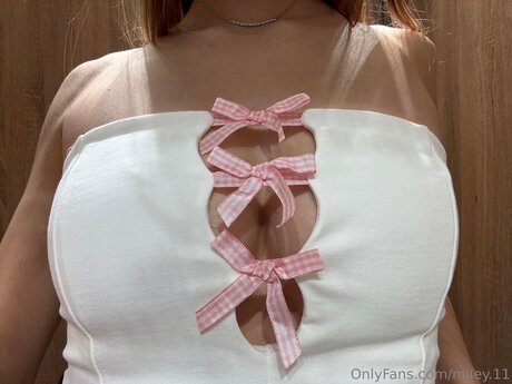 Miley 11 porn model photo