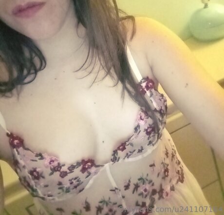 U241107164 model top pic