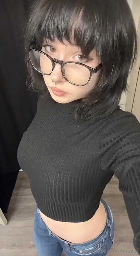 Neonkit xxx model pic