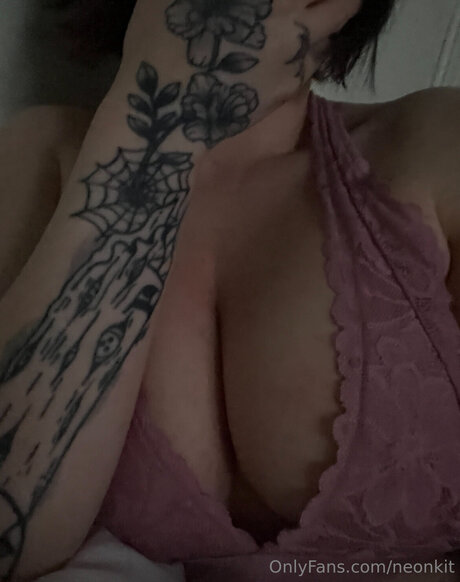 Neonkit adult model pics