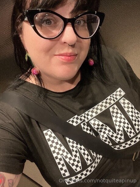 Notquiteapinup model adult picture