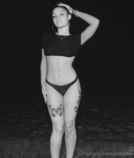 Jizzyjasi naked model pic