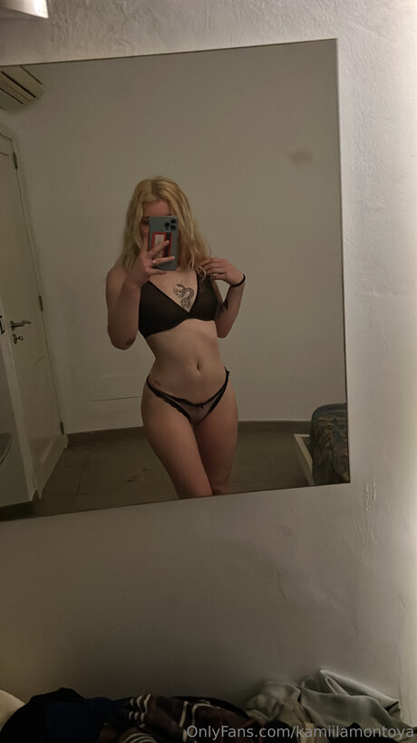 Kamiilamontoya naked star images