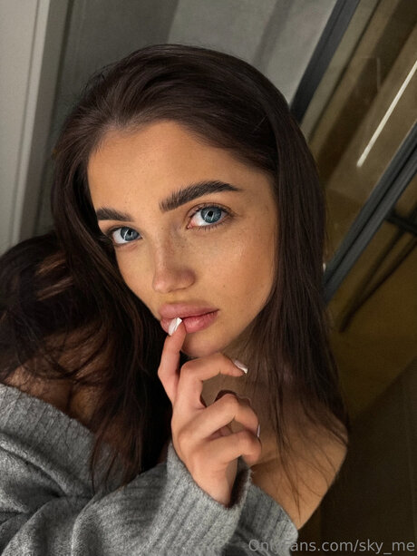 Sky Me hot model pic
