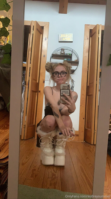 Audreysummer pornographic model image