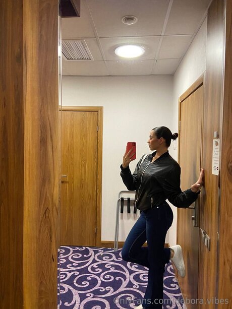 Debora Vibes hd pornstar pics