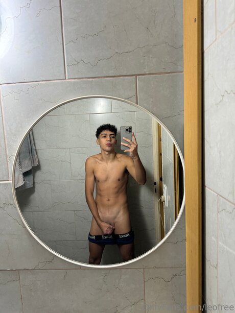 Leofree top model photo