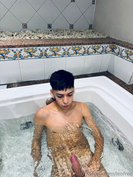 Leofree nude star picture