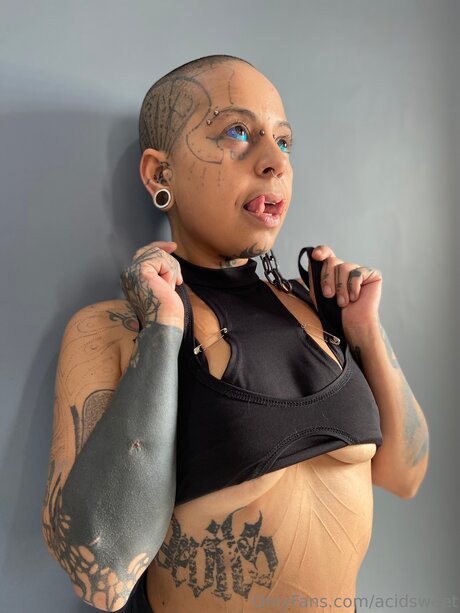 Acidsweet naked model image