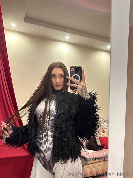 Sarah Blackk pretty actress photos