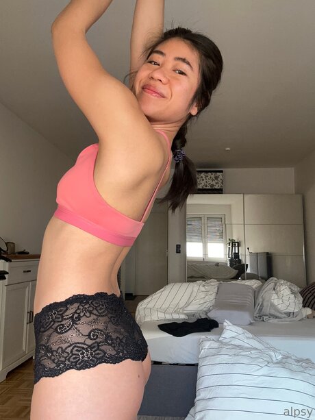 Alpsyyy naked model image