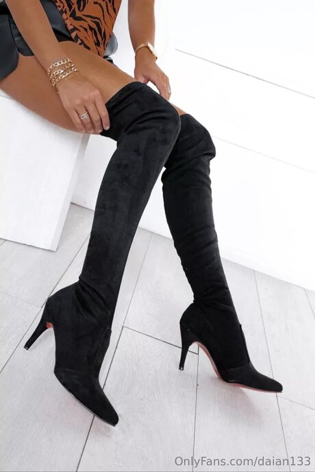 Goddesredmoon model high quality pictures