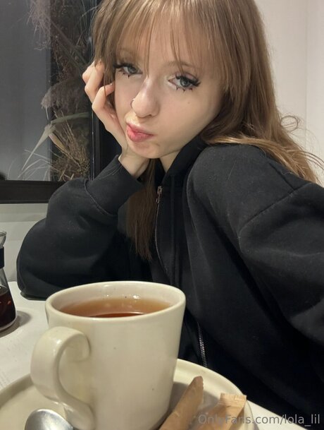 Lola Lil model sexy pics
