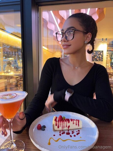 Moanagem nude pornstar pictures