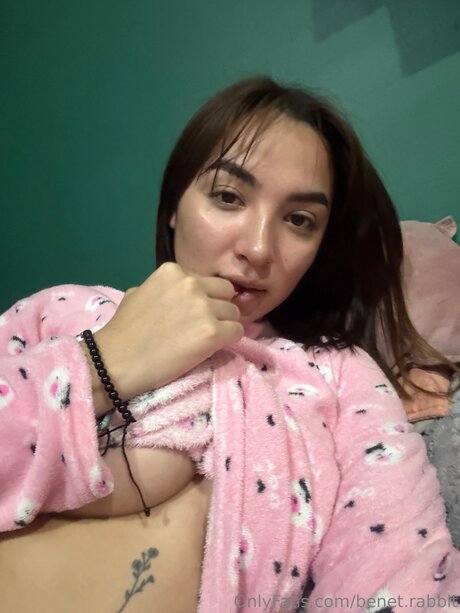 Benet Rabbit porn model pictures