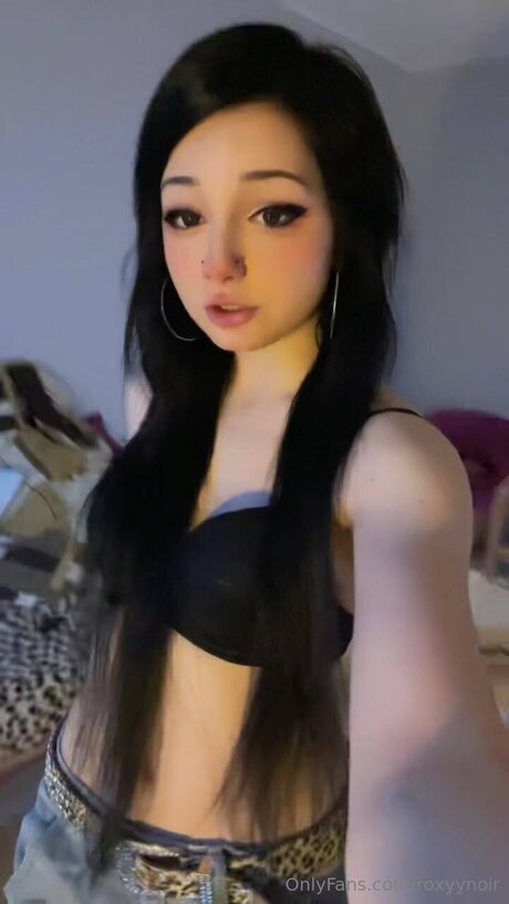Roxyynoirrr model photo
