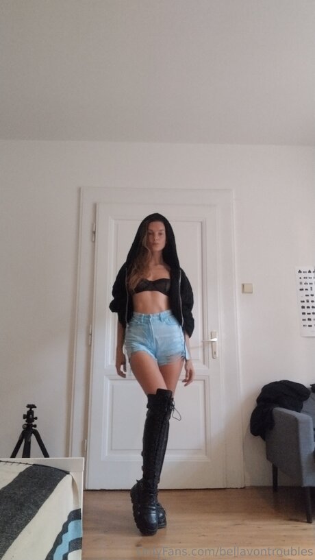 Bellavontroubles hot star img