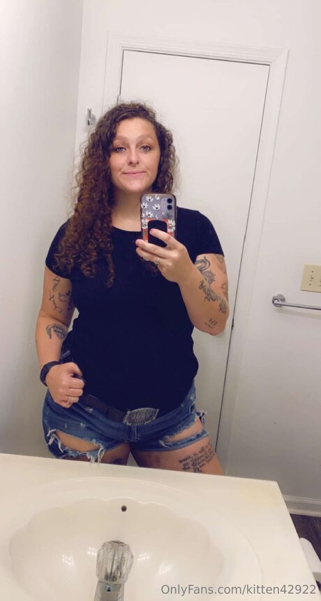 Kitten42922 naked pornstar image