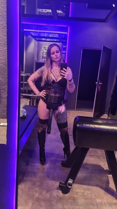 Ravenblack Sm nude model photo