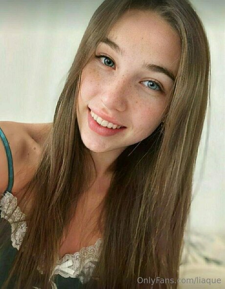 Liaque model top pic