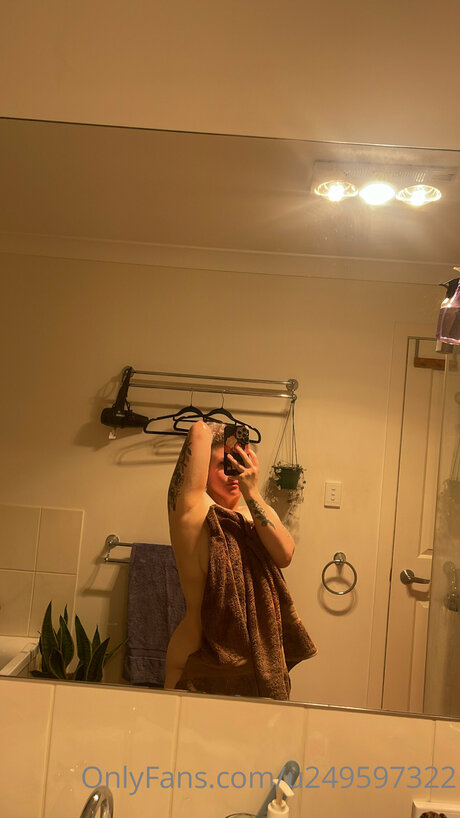 U249597322 hot model image