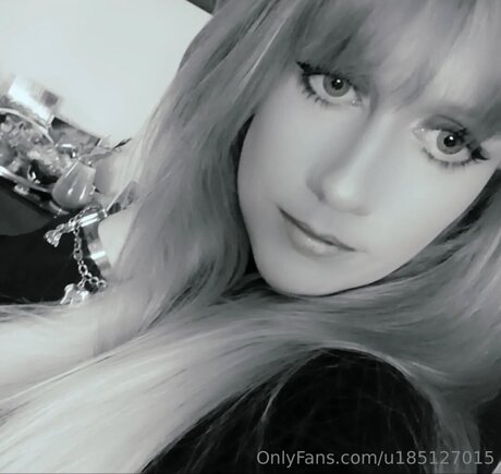 U185127015 pretty pornstar photo