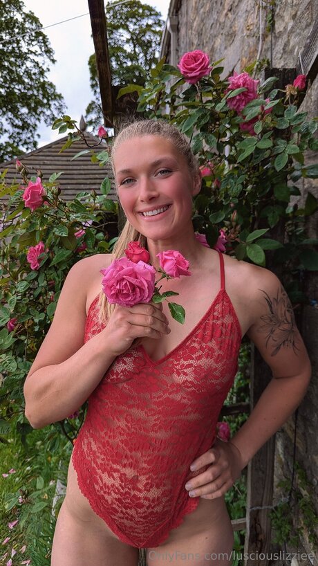 Lusciouslizziee model porn pic