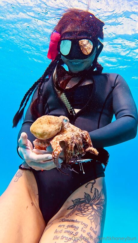 Tkhoneybun hot star picture