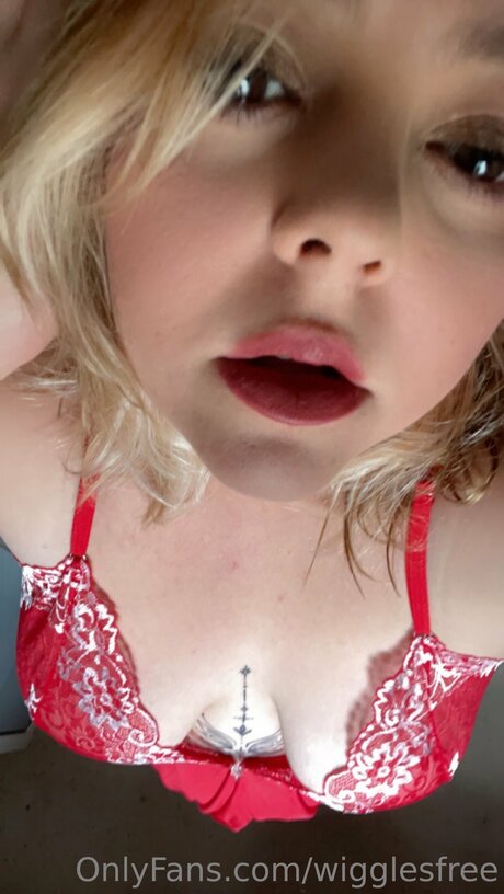 Wigglesfree model hot images