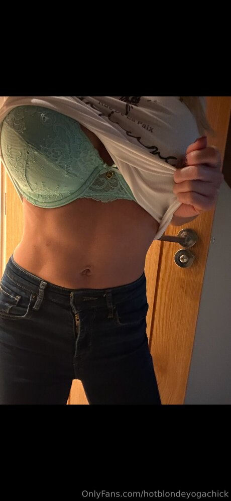 Hotblondeyogachick model sex image