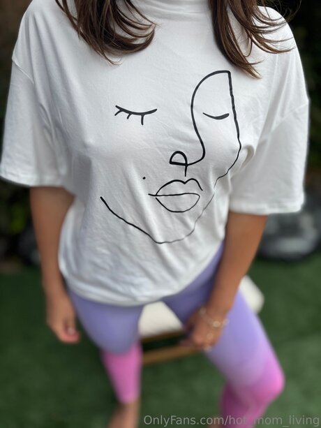 Hot Mom Living pretty model picture