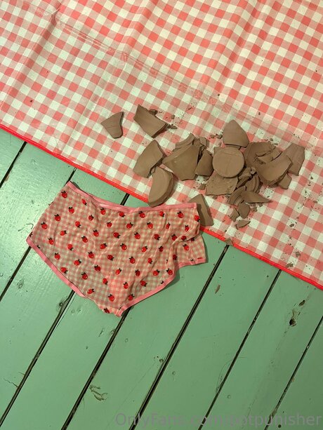 Potpunisher nude model image