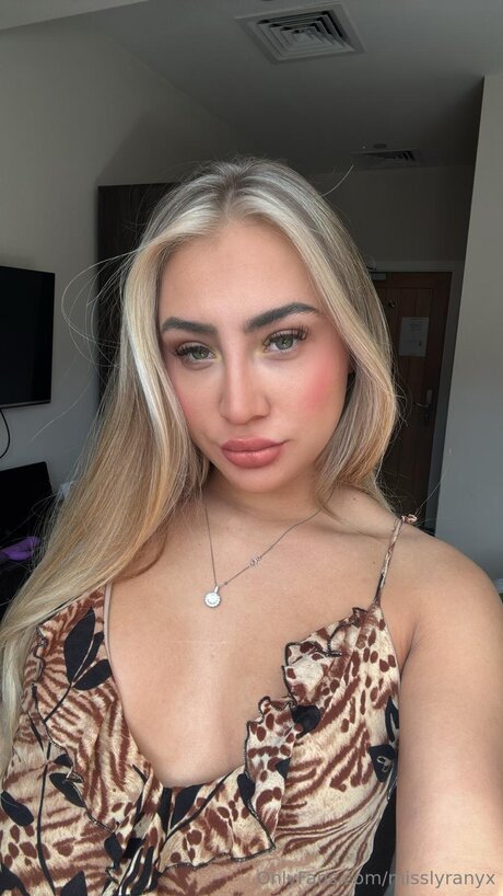 Misslyranyx star hot img