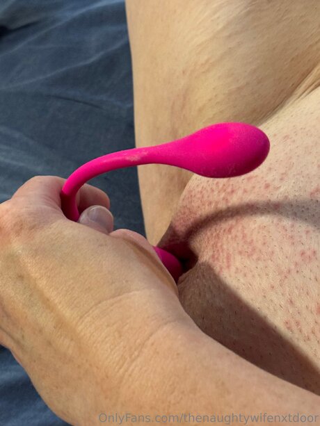 Thenaughtywifenxtdoor model top photos