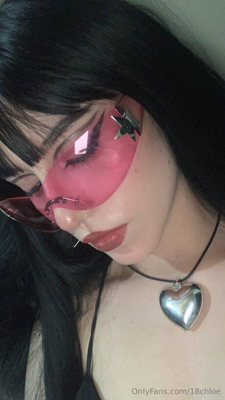 18chloe hot model image