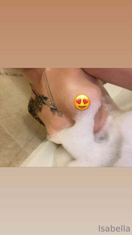 Isabellaa12 erotic pornstar photo